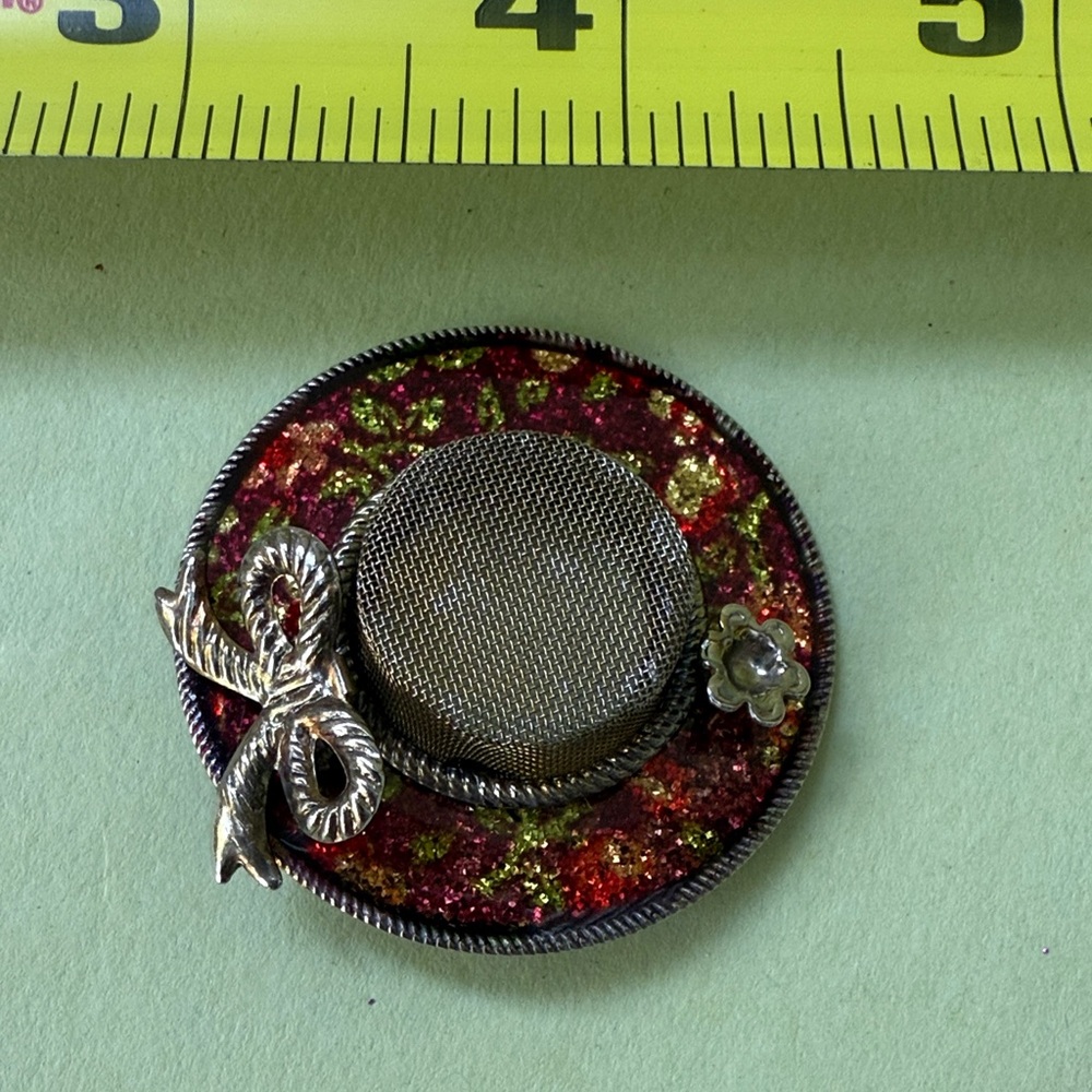 Beautiful and Unique Vintage Multicolor Brooch in the Shape of Hat - Picture 7 of 7